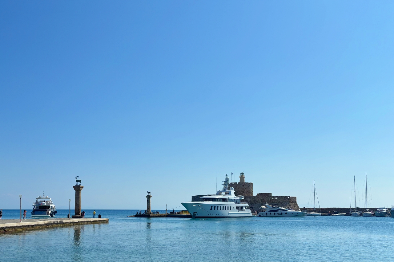 Колонны с оленями при входе в порт.