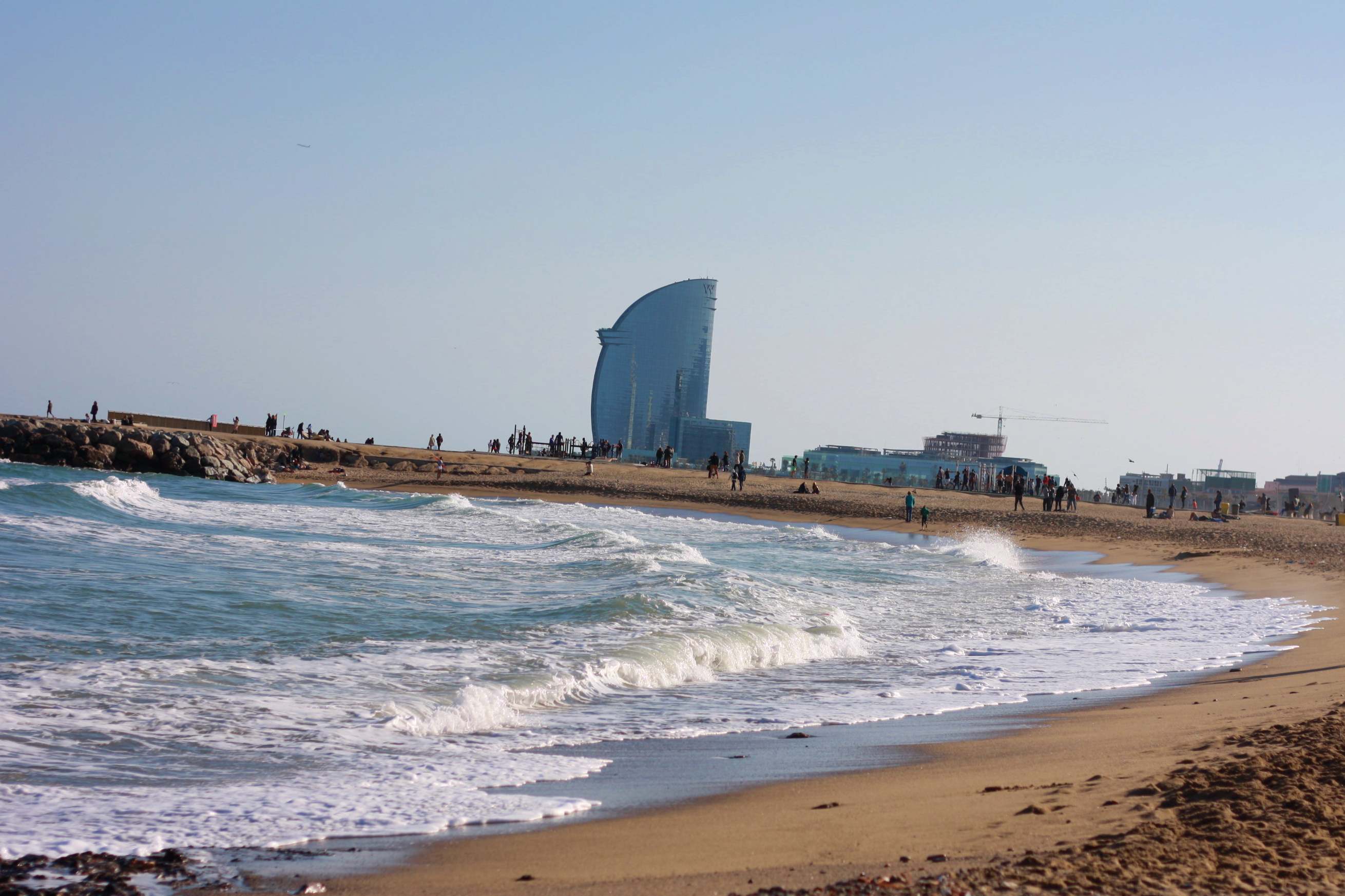 Пляж Сан-Себастьян в Барселоне, Испания, с отелем W Barcelona на заднем плане.