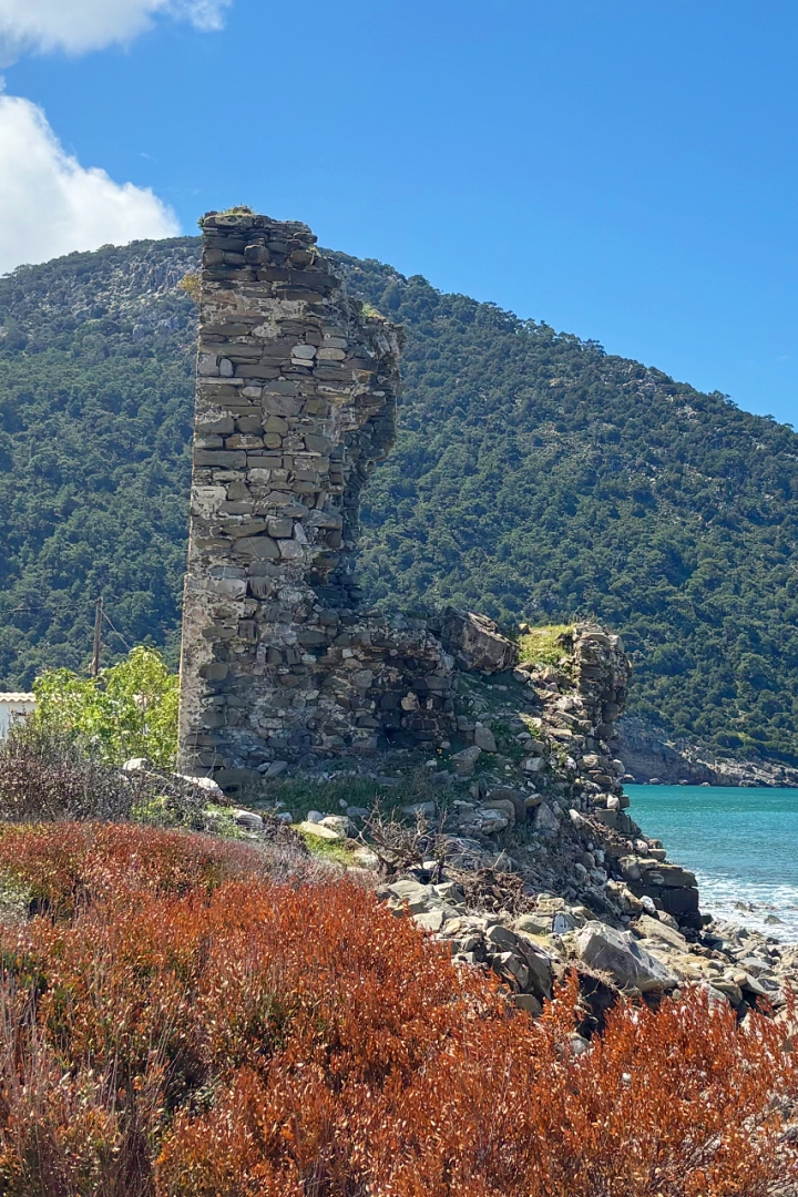 Руины средневековой укрепительной башни.