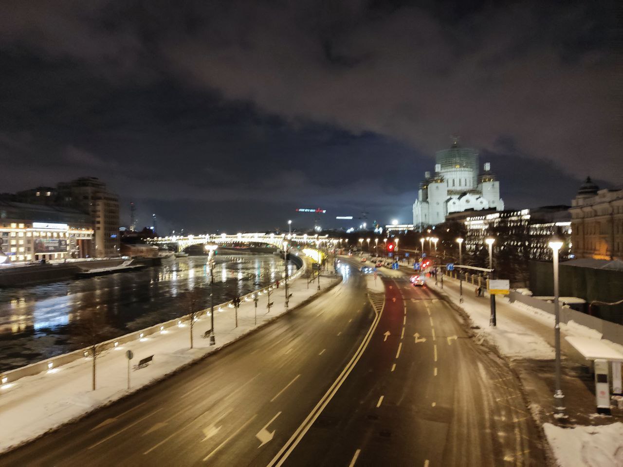 Храм Христа Спасителя и река Москва